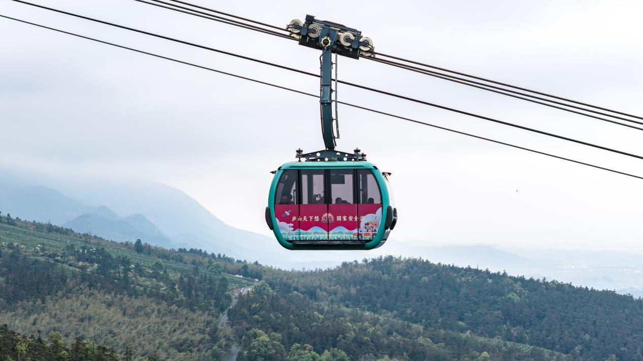 乘坐“国安缆车”的游客正在打卡