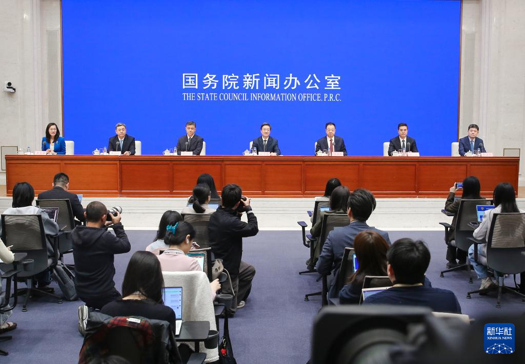 4月15日，国务院新闻办公室在北京举行国务院政策例行吹风会，国家医保局副局长施子海、工业和信息化部消费品工业司司长何亚琼、国家卫生健康委药物政策与基本药物制度司司长龚向光、市场监管总局价格监督检查和反不正当竞争局局长姚雷、国家医保局医药价格和招标采购司司长王小宁、国家药监局药品监督管理司司长李江宁介绍健全全周期全渠道药品价格形成机制有关情况，并答记者问。新华社发（张馨摄）