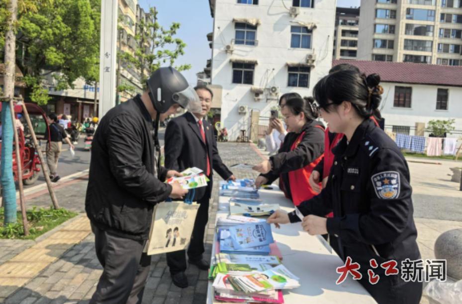 分宜县公安联动多部门开展反诈宣传