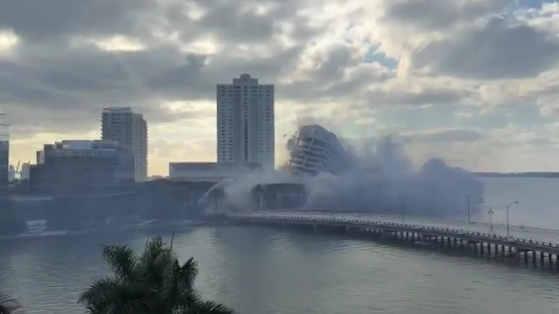 10多年来美国迈阿密最大规模爆破，23层高建筑几秒内轰然倒塌，尘土飞扬席卷水面