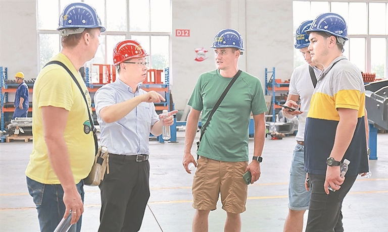 外国客商来到萍乡,实地考察相关装备。(资料图)