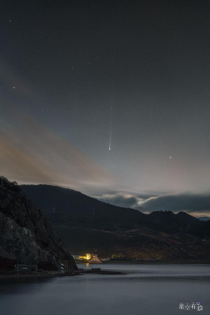 4月11日，在云南香格里拉纳帕海拍摄的C/2025 R3彗星。（张茂海摄，星联CSVA供图。）