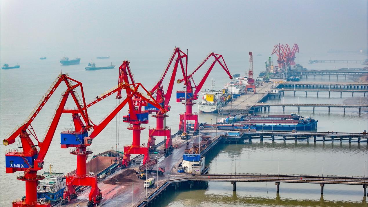 图为靖江港繁忙的生产场景。 朱其摄