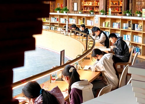 庐陵县学城市书房内，市民沉浸在阅读世界中，享受静谧惬意的读书时光。通讯员 李 超摄