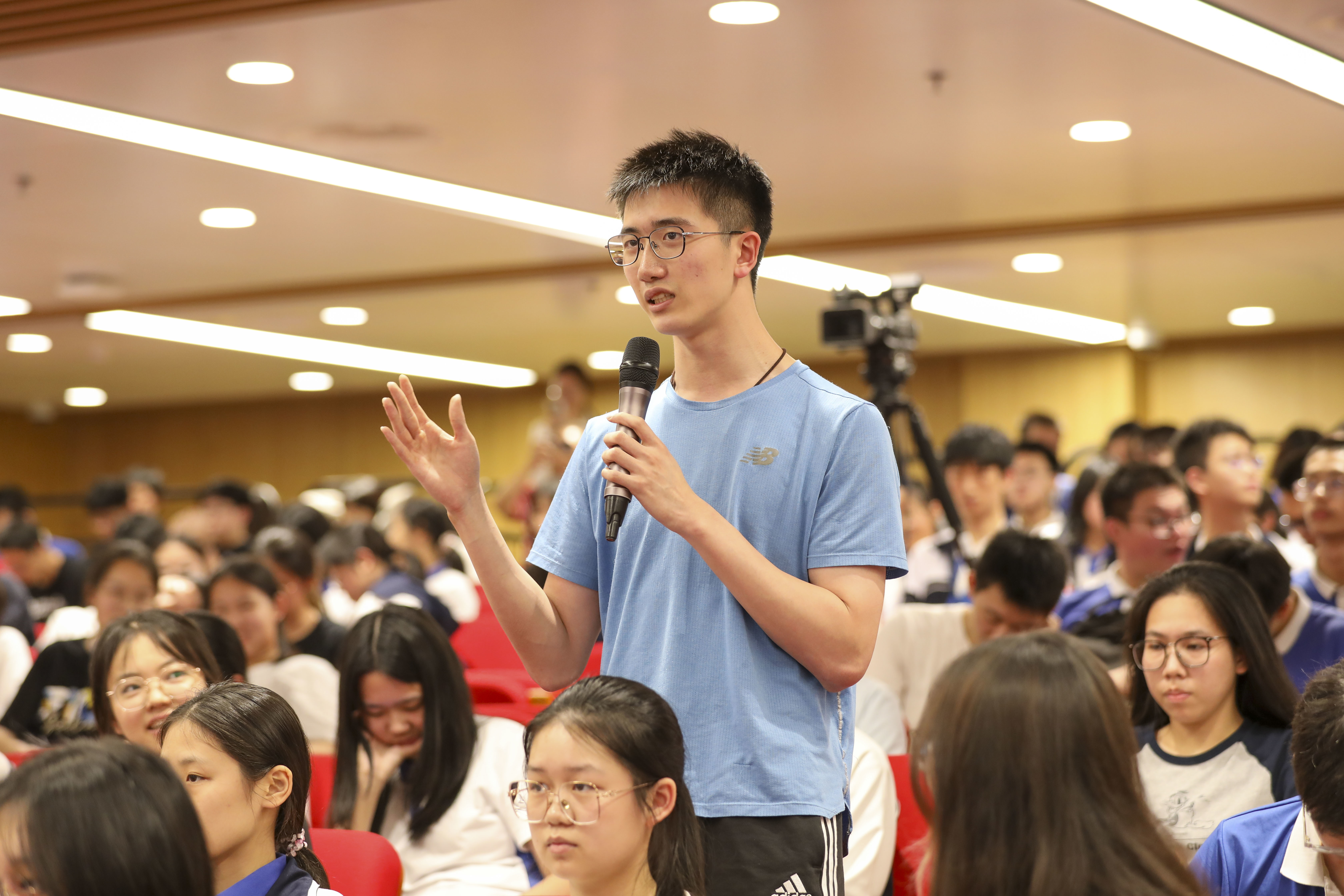 阅动鹏城，智启未来：周国平先生在深圳中学开讲“先哲的智慧”