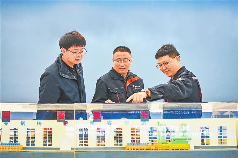 甘肃博睿交通重型装备制造有限公司工作人员在展厅了解厂区智能建造规划情况