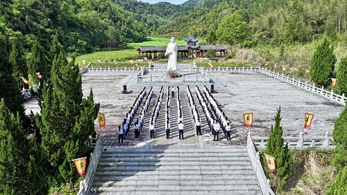 青原区富田镇文天祥陵园广场，200余名中小学生代表诵读经典。 通讯员 陈启道摄