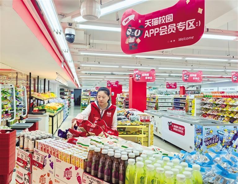 天猫校园北蒙超市工作人员理货
