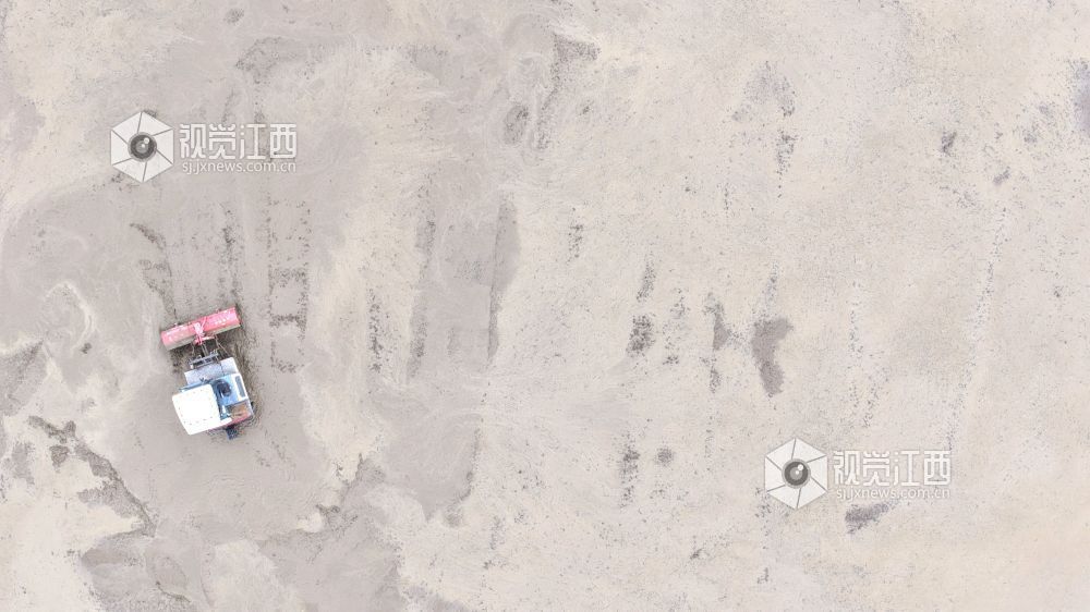 2026年4月15日，江西省吉安市峡江县巴邱镇洲上村，村民正在田间劳作。