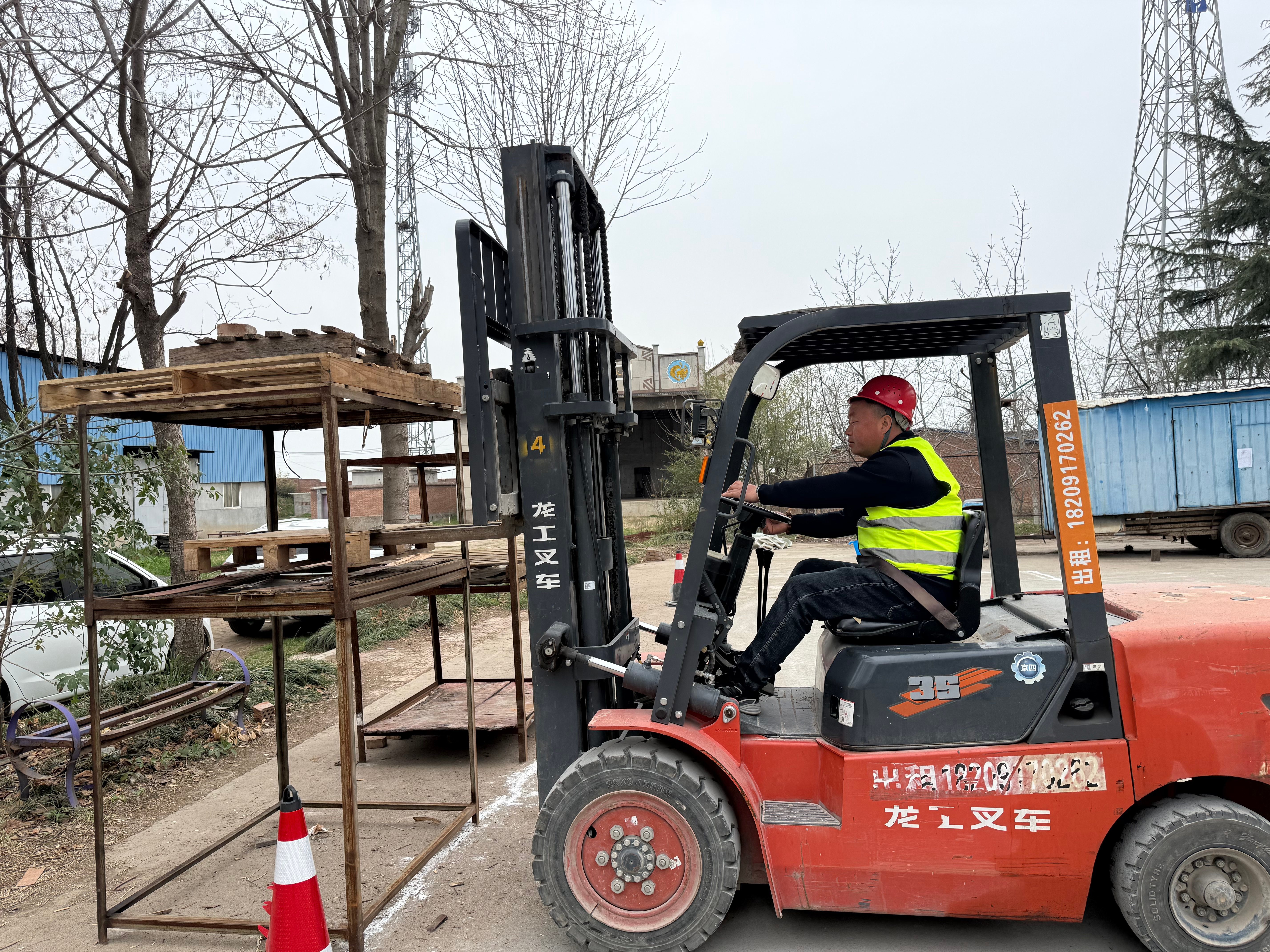 周原镇技能惠民：农民变身叉车工 月入5000+端稳致富饭碗