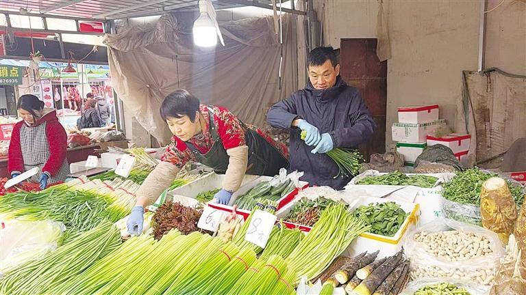 马青良夫妻俩在摊位忙活