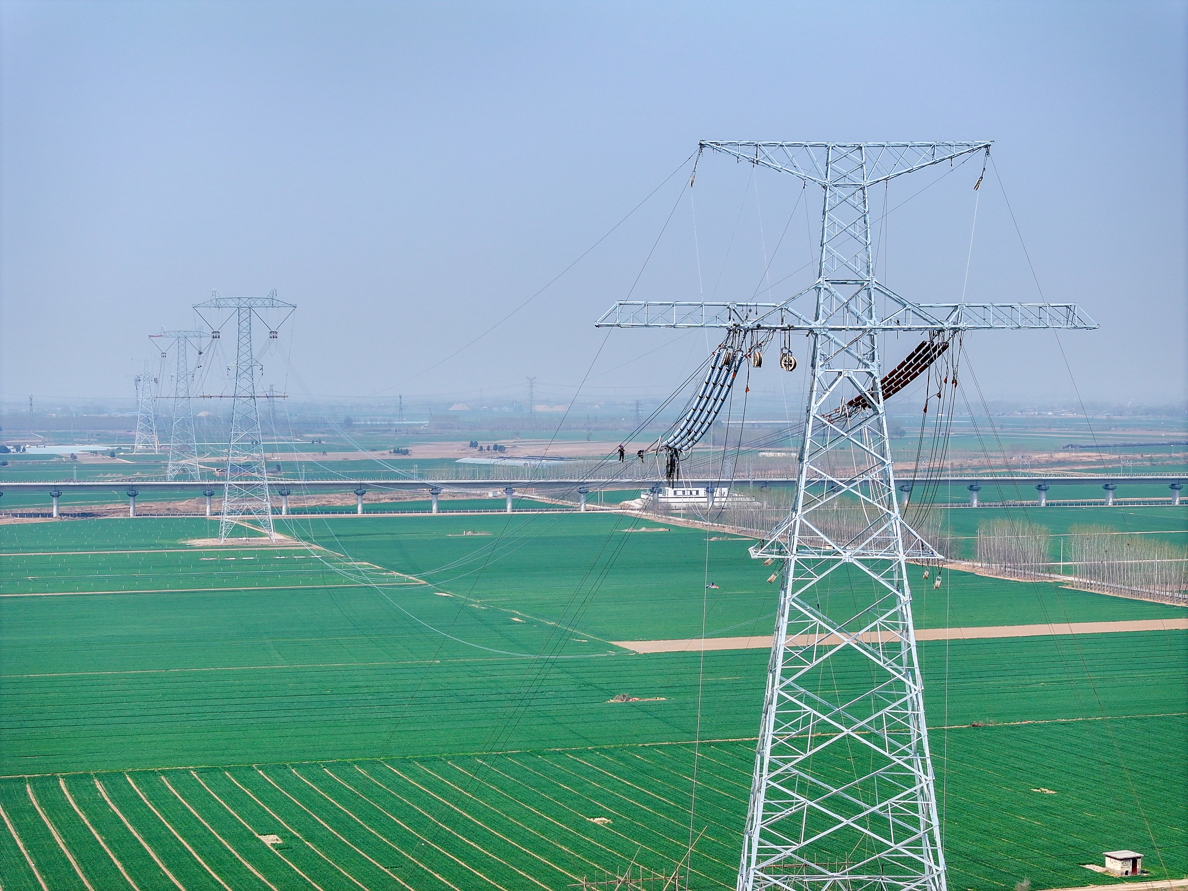 高标准高质量推进蒙西-京津冀&plusmn;800千伏特高压直流输电工程建设。（米晗摄）