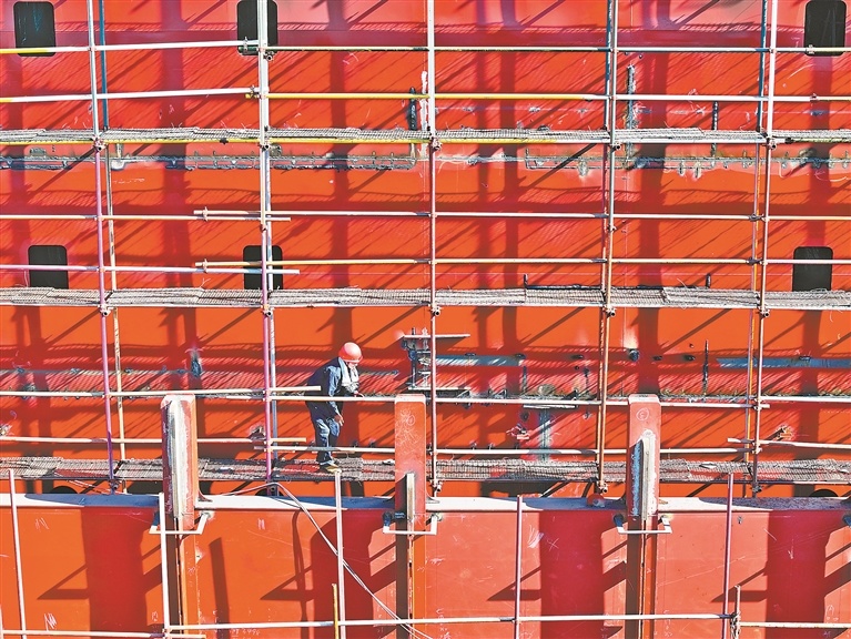 2025年8月20日，江西江新造船有限公司，“宁远电鲲”轮在船台上进行组装和焊接。