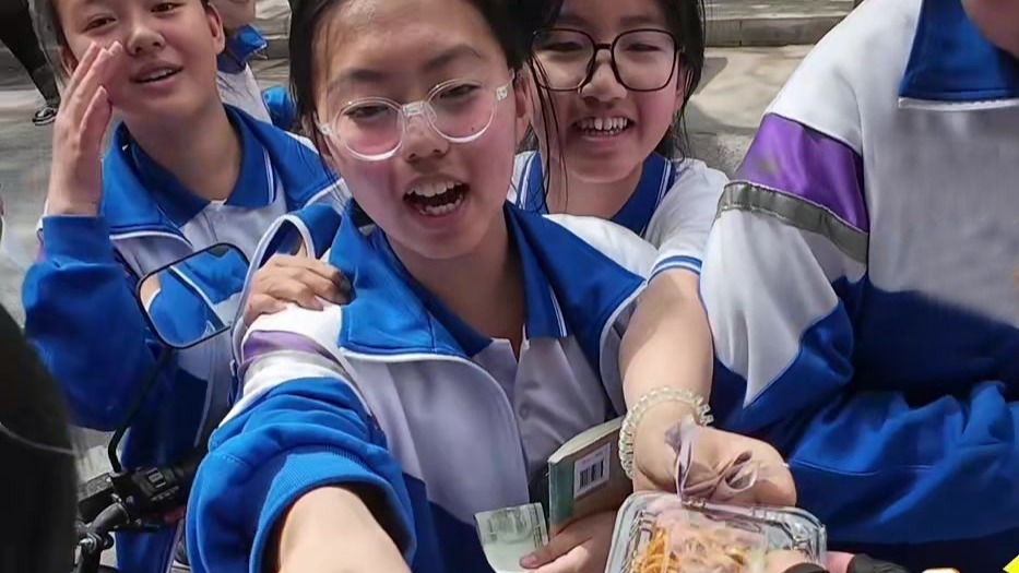 小伙校门口摆摊卖火鸡面　学生背诗免费送