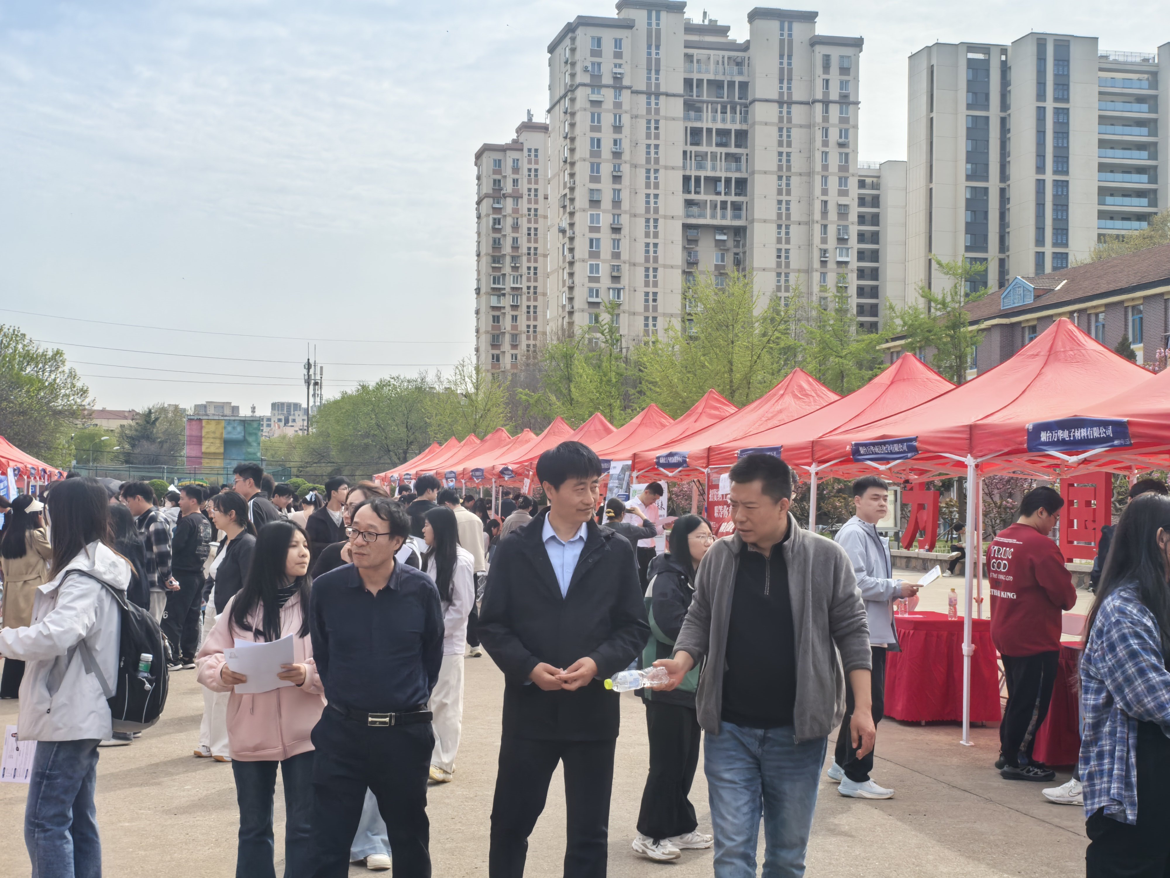 青岛科技大学2026年化工、化学、环境、生物、中德工程、继续教育专场招聘会成功举办