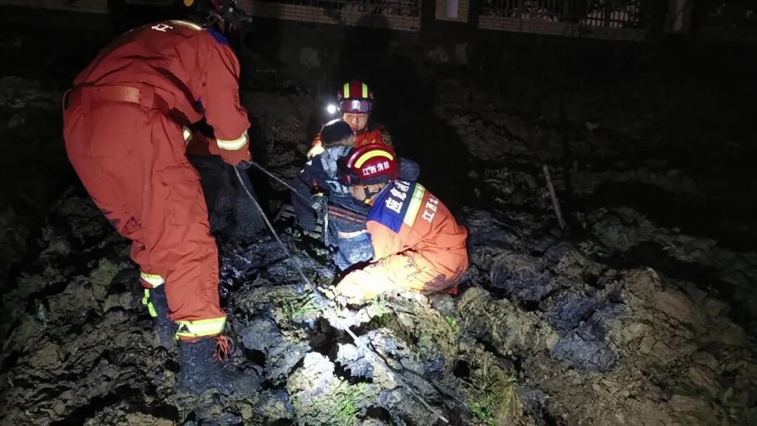 九江一男孩为捡零食深陷泥潭 市民尝试施救未果后报警
