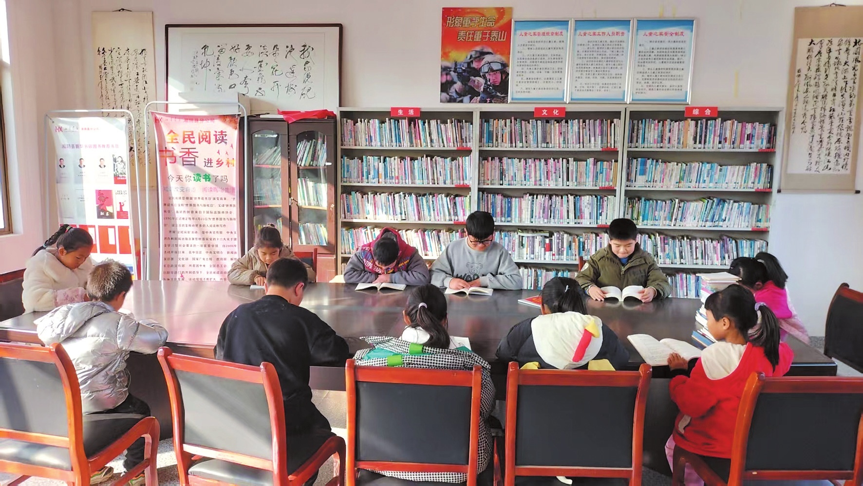 南湖洲镇镇郊村组织青少年读书分享会。