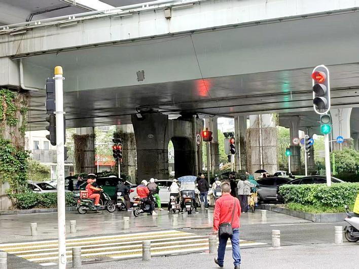 图为交叉路口情形