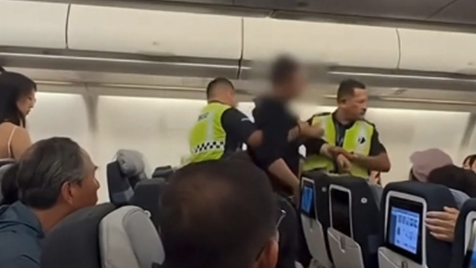 男乘客疑拍打空姐臀部被带离机舱，叫屈“轻轻拍了两下”，马航回应