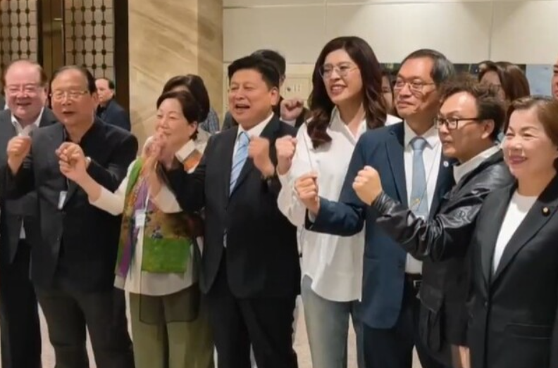 郑丽文搭机返台，感谢大陆10项计策