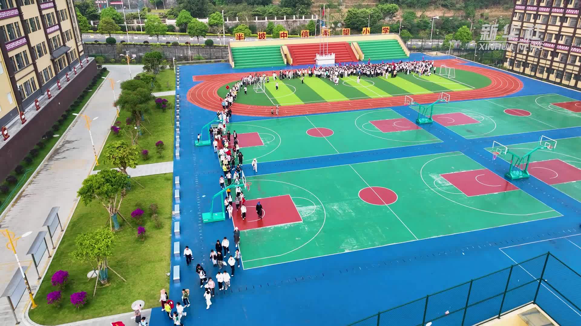 云南屏边千名学生春假田间劳作体验农耕乐趣