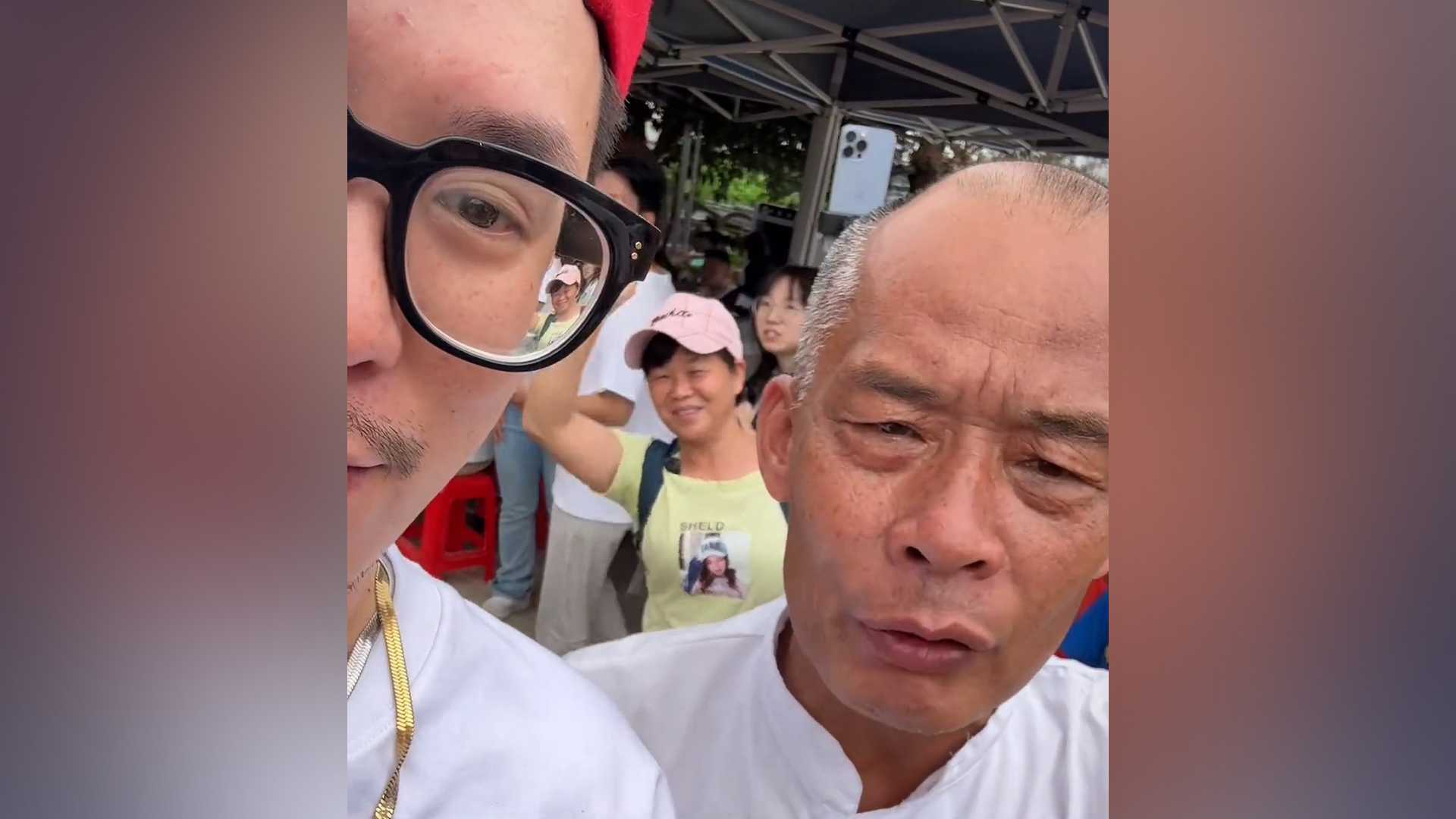 老莫第一次这么主动！台湾博主来探店，“莫氏鸡煲”喊话台湾同胞：中国人要团结一致，台湾很快会回到母亲怀抱