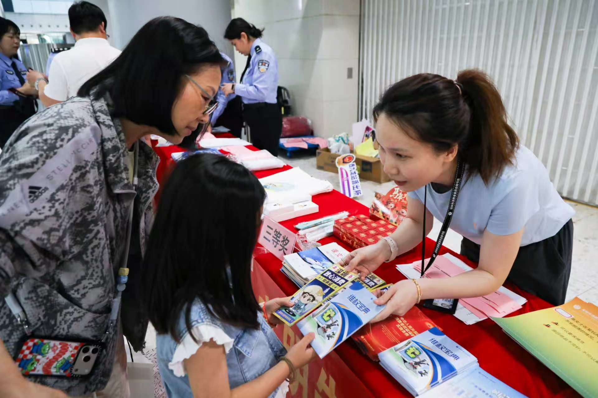 法治护航跨境行 幸福湾区共守护——深港高铁跨境消费维权普法活动纪实