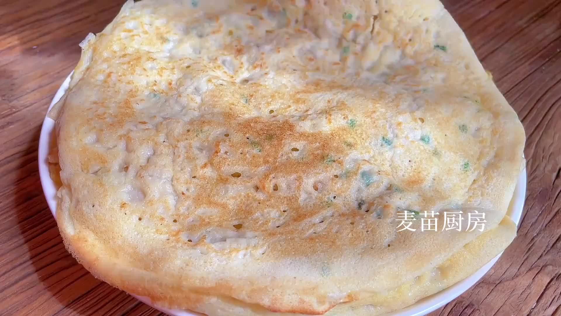 摊煎饼，不要只调面糊，而不养面糊，把面糊养透了，煎饼才更好吃