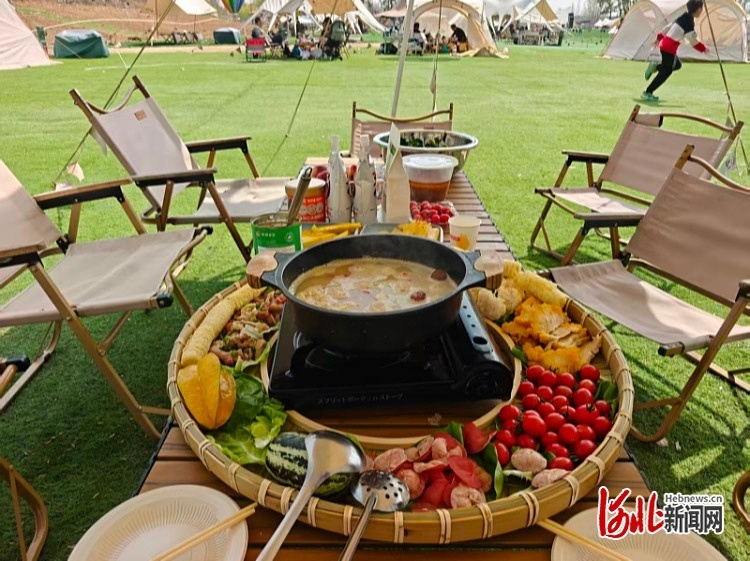 图为农小易推出的农场直供露营火锅。农小易供图