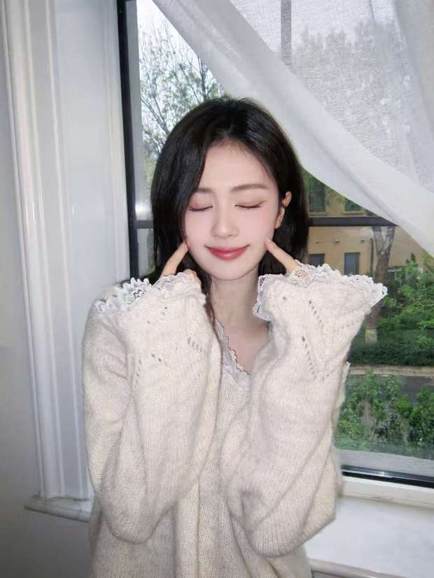 白鹿捏脸卖萌，俏皮可爱。