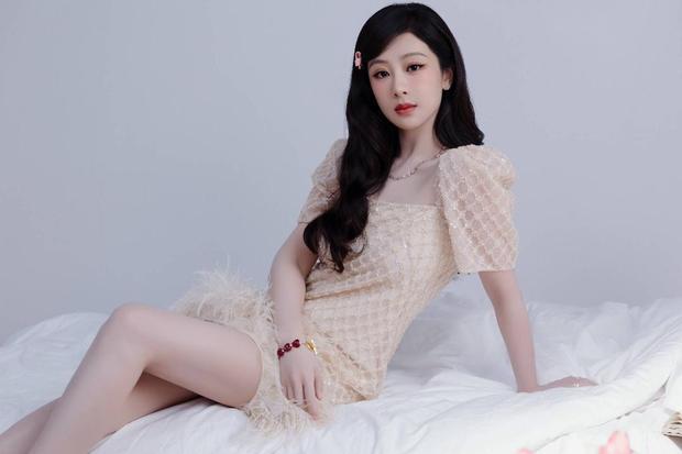 杨紫温柔明媚。