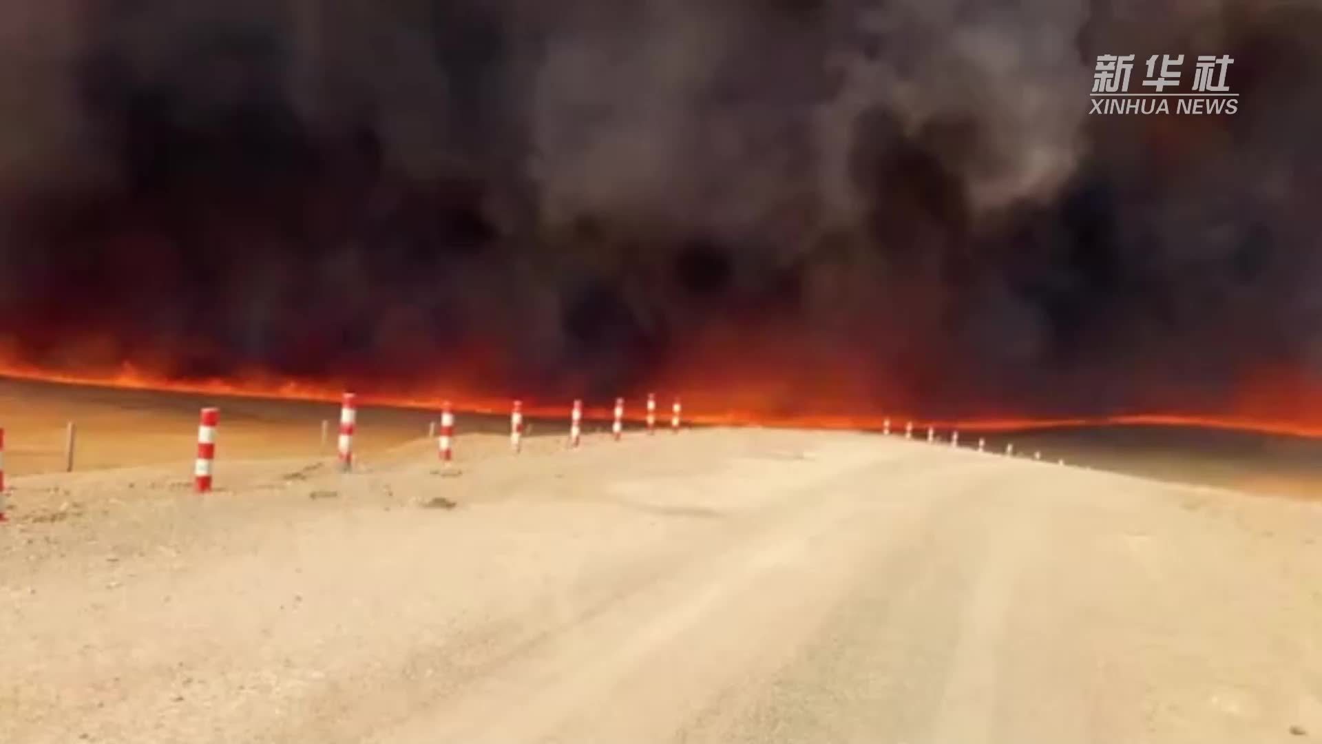 内蒙古赤峰市与锡林郭勒盟交界处扑灭一场草原火