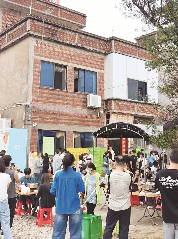 莫氏鸡煲店顾客盈门