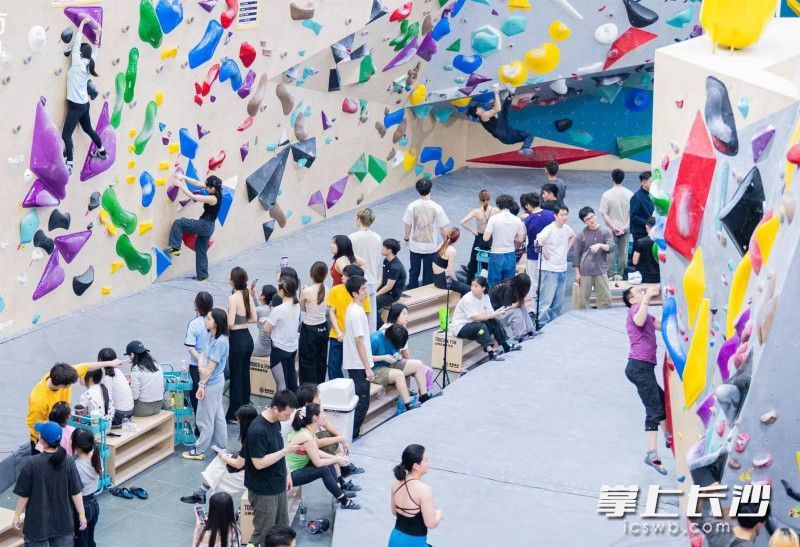 节假日悦方ID MALL的攀岩馆吸引了众多年轻人。除署名外均为长沙晚报全媒体记者 刘捷萍摄