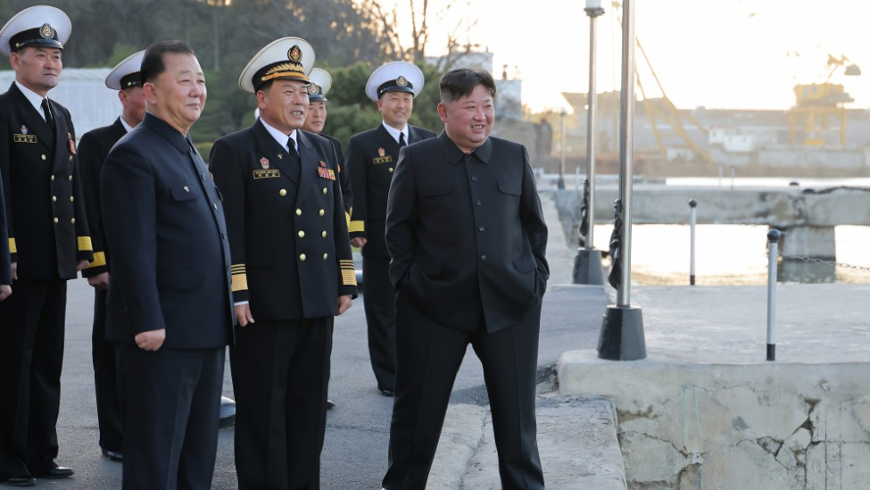 金正恩观摩“崔贤”号驱逐舰试射导弹