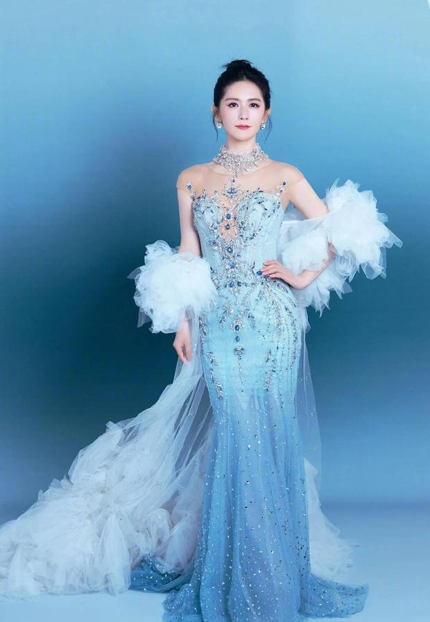 谢娜一袭冰蓝人鱼裙，清冷又华贵。
