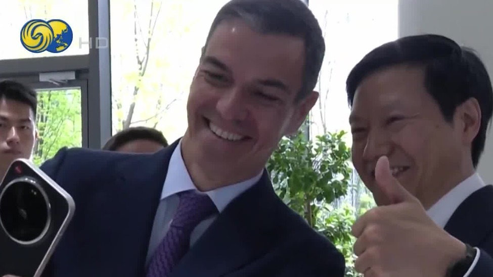西班牙首相用小米手机跟雷军自拍