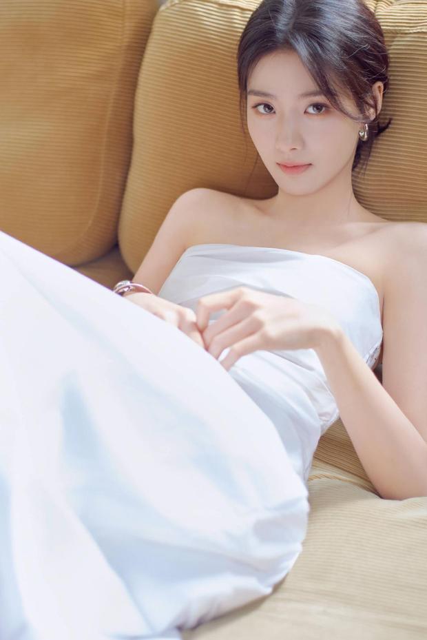 卢昱晓躺沙发，慵懒又松弛。