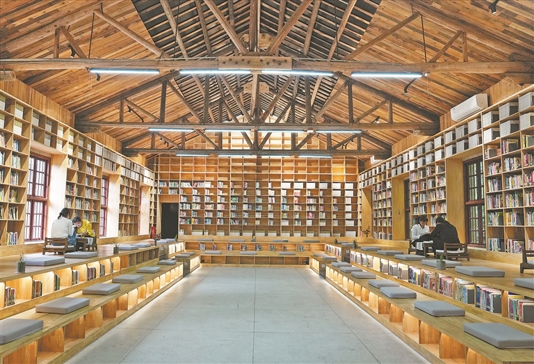 祁禄山镇上岭岗村初心书屋，读者静享阅读时光。刘新权摄