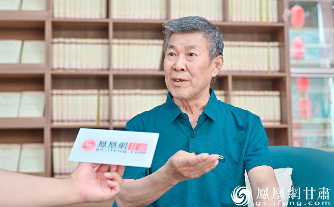 张怀德说，记录铁人故事、宣传铁人精神是自己义不容辞的责任。杨艺锴　摄