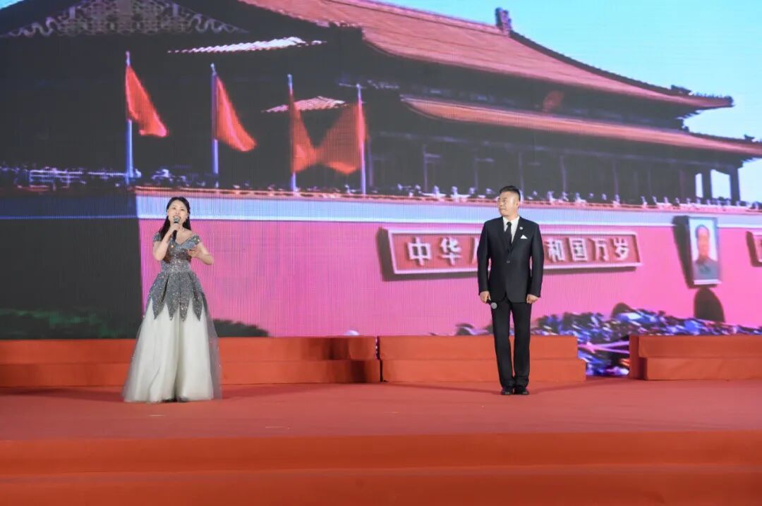 （2位会员企业家演唱歌曲《不忘初心》）
