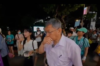 柯文哲扫街遭不明人士近距喷洒辣椒水