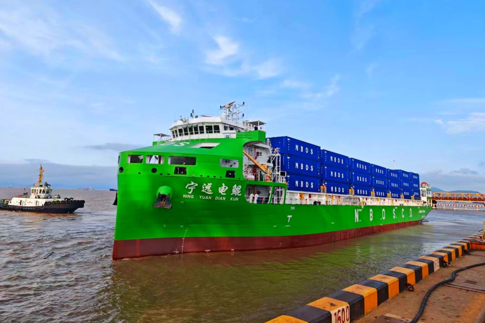 ▲图为4月15日，“宁远电鲲”轮解缆启航。吴文兵摄