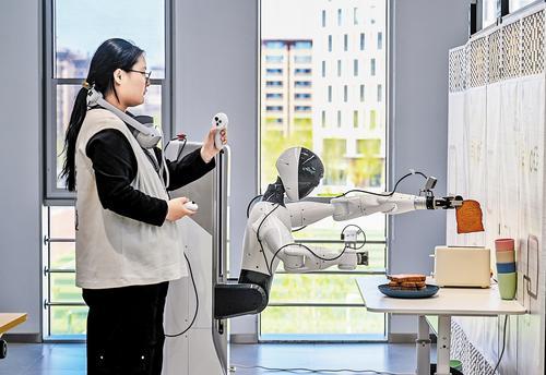 4月7日，中国雄安集团数字城市科技有限公司员工在具身智能训练场训练机器人。