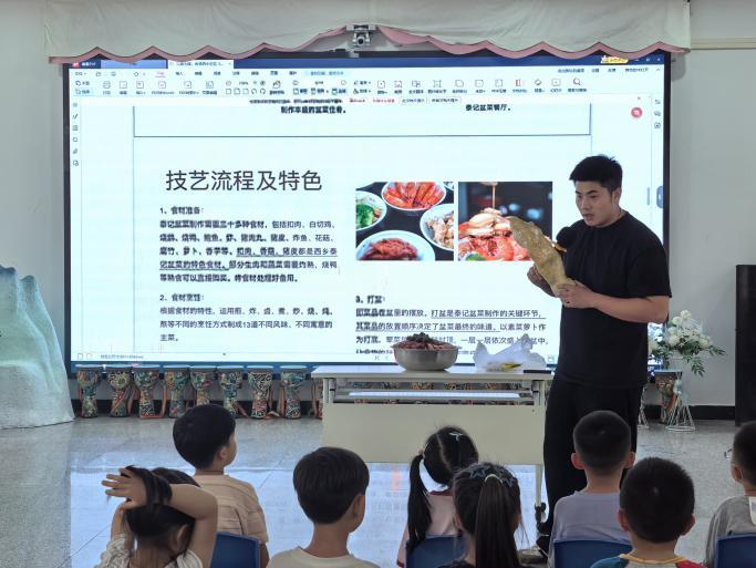 郑师傅讲解盆菜技艺