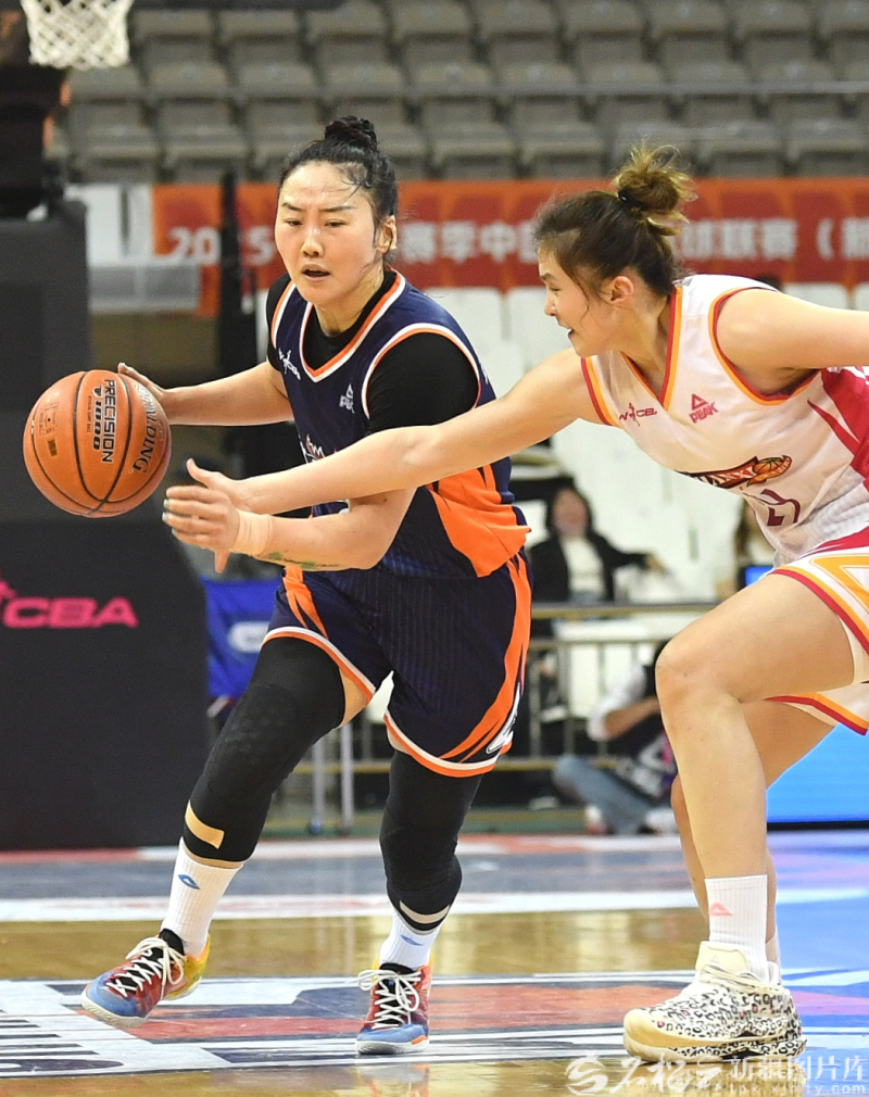 4月8日,新疆女篮队员武桐桐(左)持球进攻。当日,2025—2026赛季中国女子篮球联赛半决赛第二轮,新疆女篮在主场昌吉体育馆迎战山西女篮。经过四节顽强比拼,最终新疆女篮以64:80不敌对手,总比分0:2憾负,锁定季军,结束了本赛季的征程。石榴云/新疆日报记者 邹懿摄