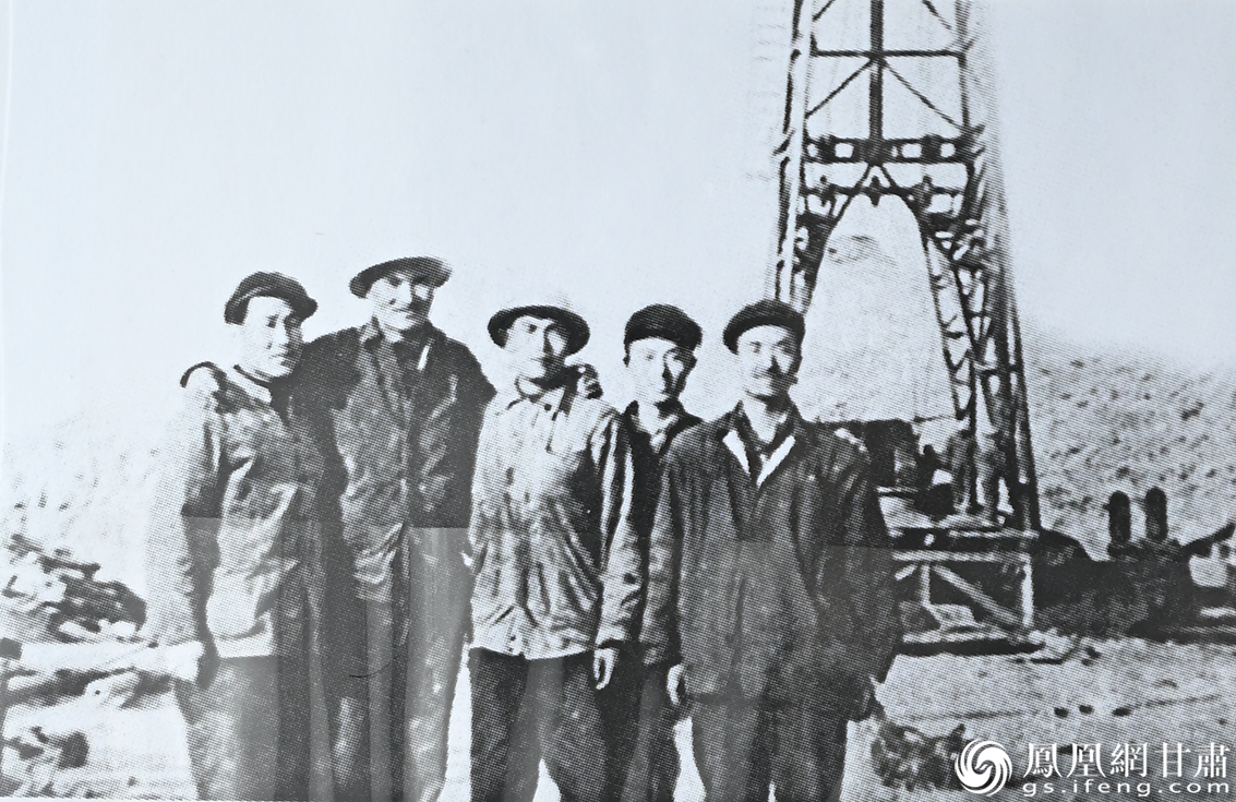 1956年，王进喜（右一）在玉门油田井场与战友们合影。资料图片