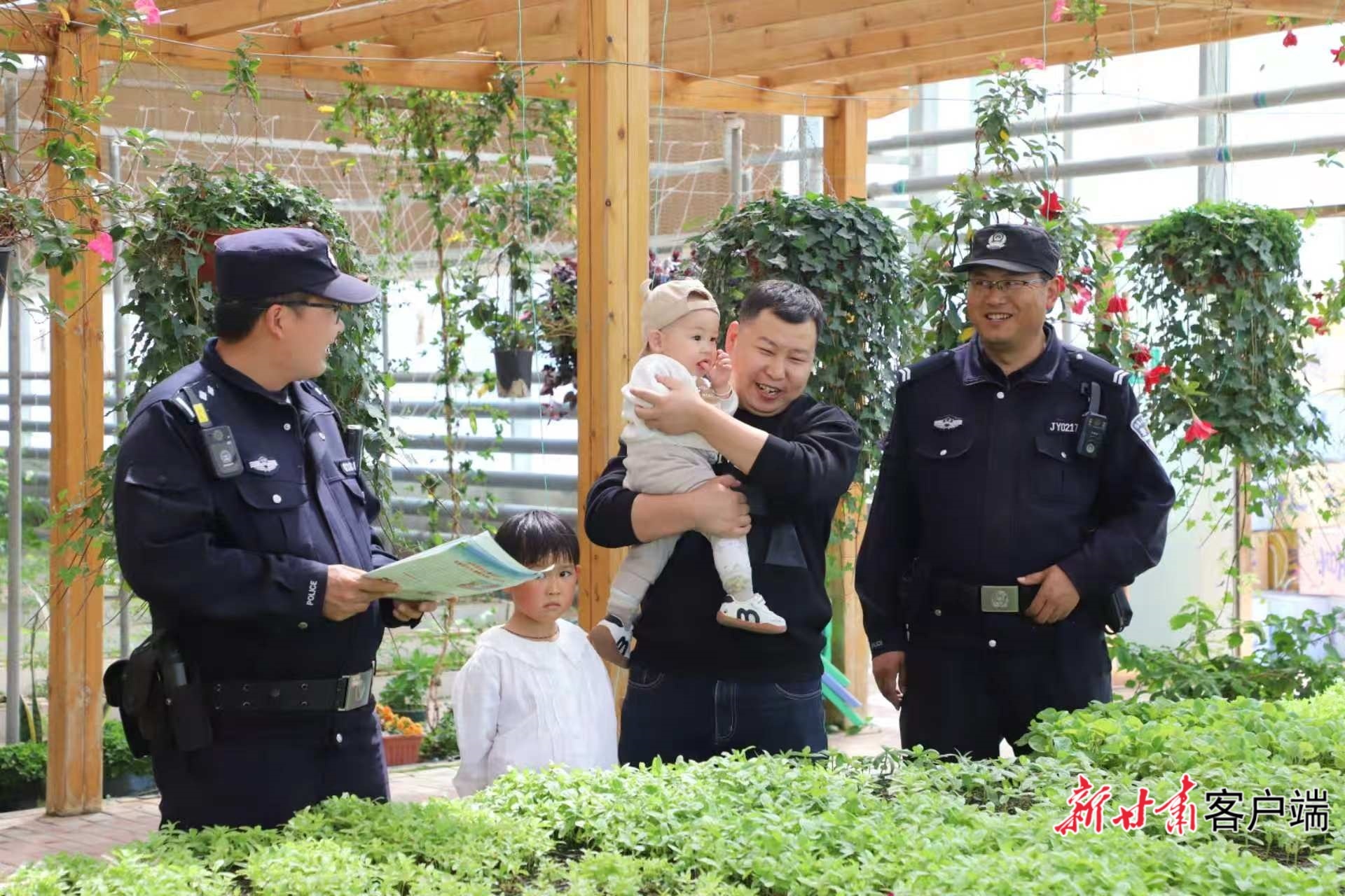 东湾派出所民辅警走进东湾镇现代农业产业园区开展涉农反诈宣传