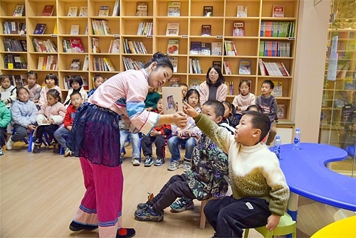 龙南市黄道生骑楼老街明书阁举行阅读研学活动,老师给学生讲解围屋的故事。通讯员 叶婷婷摄