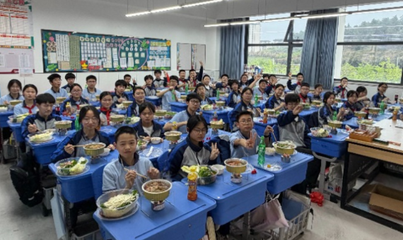 全班晚自习前吃火锅、看电影！安徽一学校现“别人家的老师”